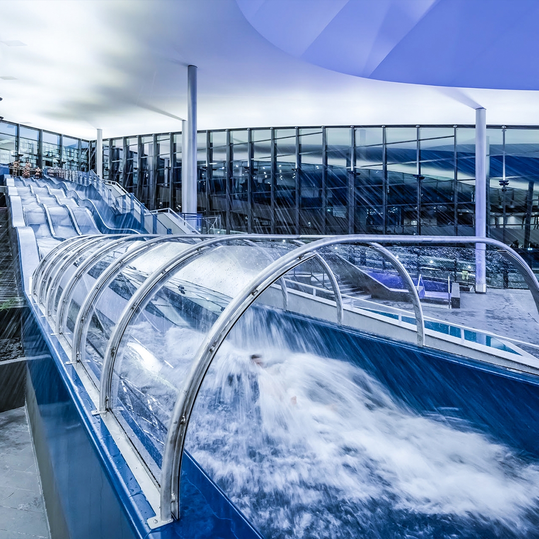 Entrée Aqualudique piscine aquamotion courchevel natation nager se détendre toboggan enfant s'amuser rire jouer