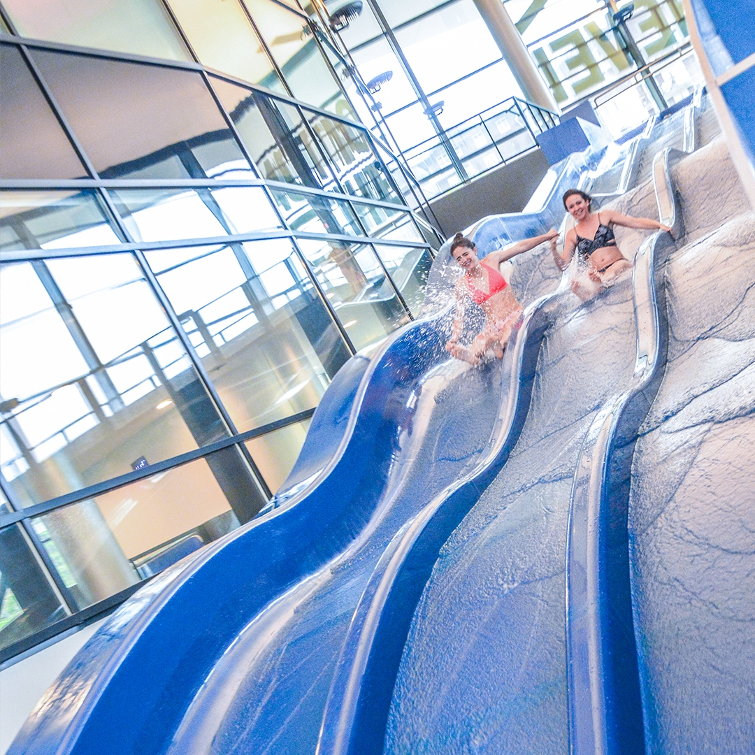 Entrée Aqualudique piscine aquamotion courchevel natation nager se détendre toboggan enfant s'amuser rire jouer