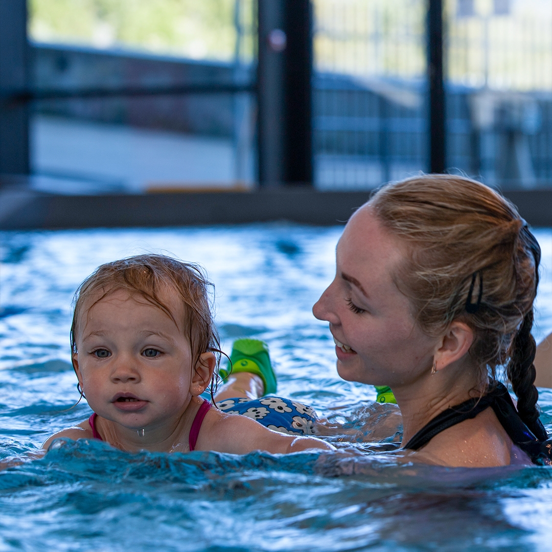 Entrée Aqualudique piscine aquamotion courchevel natation nager se détendre toboggan enfant s'amuser rire jouer