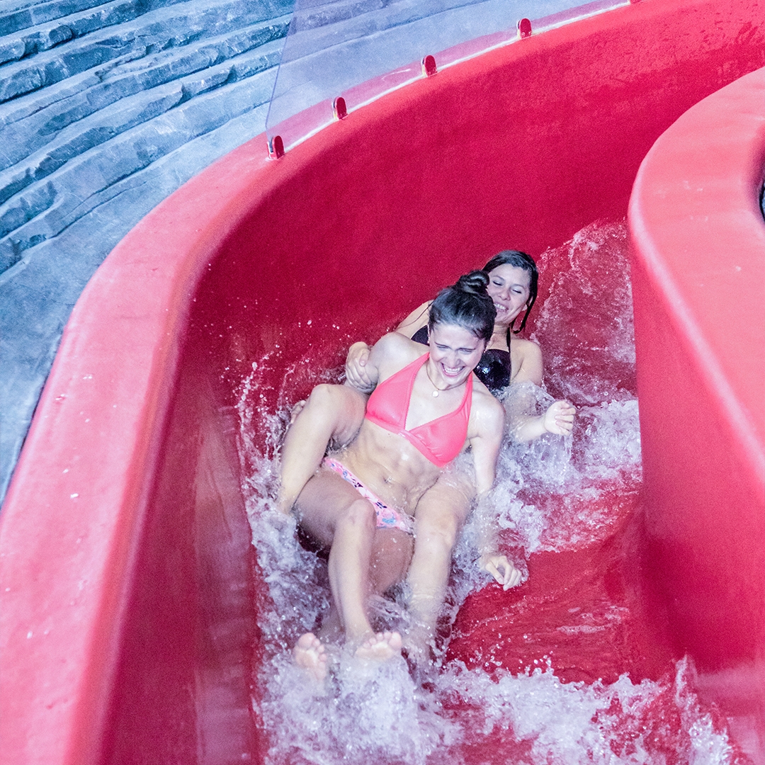 Entrée Aqualudique piscine aquamotion courchevel natation nager se détendre toboggan enfant s'amuser rire jouer