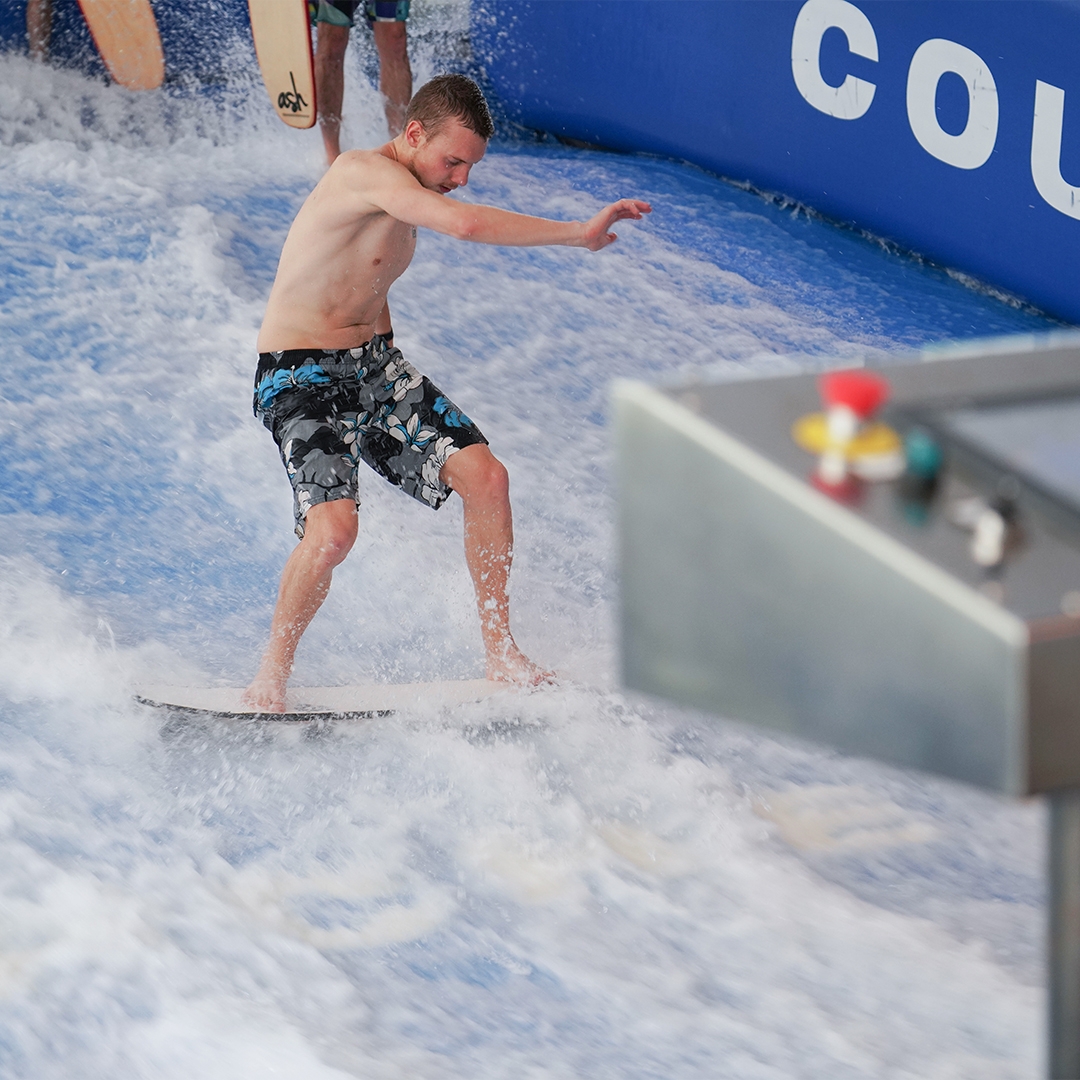 Surf Indoor glisse eau découverte wake-board body-board s'amuser se défier s'amuser sport intense extrème vague intérieure