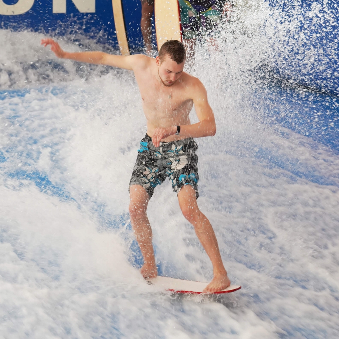Surf Indoor glisse eau découverte wake-board body-board s'amuser se défier s'amuser sport intense extrème vague intérieure
