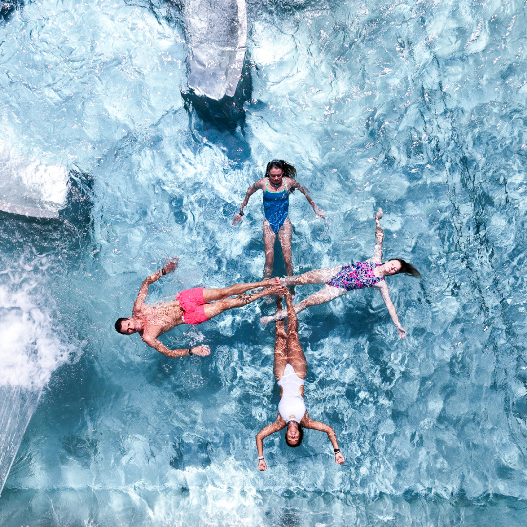 Entrée Aqualudique piscine aquamotion courchevel natation nager se détendre toboggan enfant s'amuser rire jouer